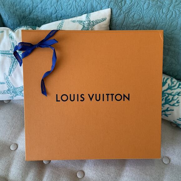 Authentic Louis Vuitton Magnetic Empty Box w bows 3.5x14x14 - Picture 1 of 5